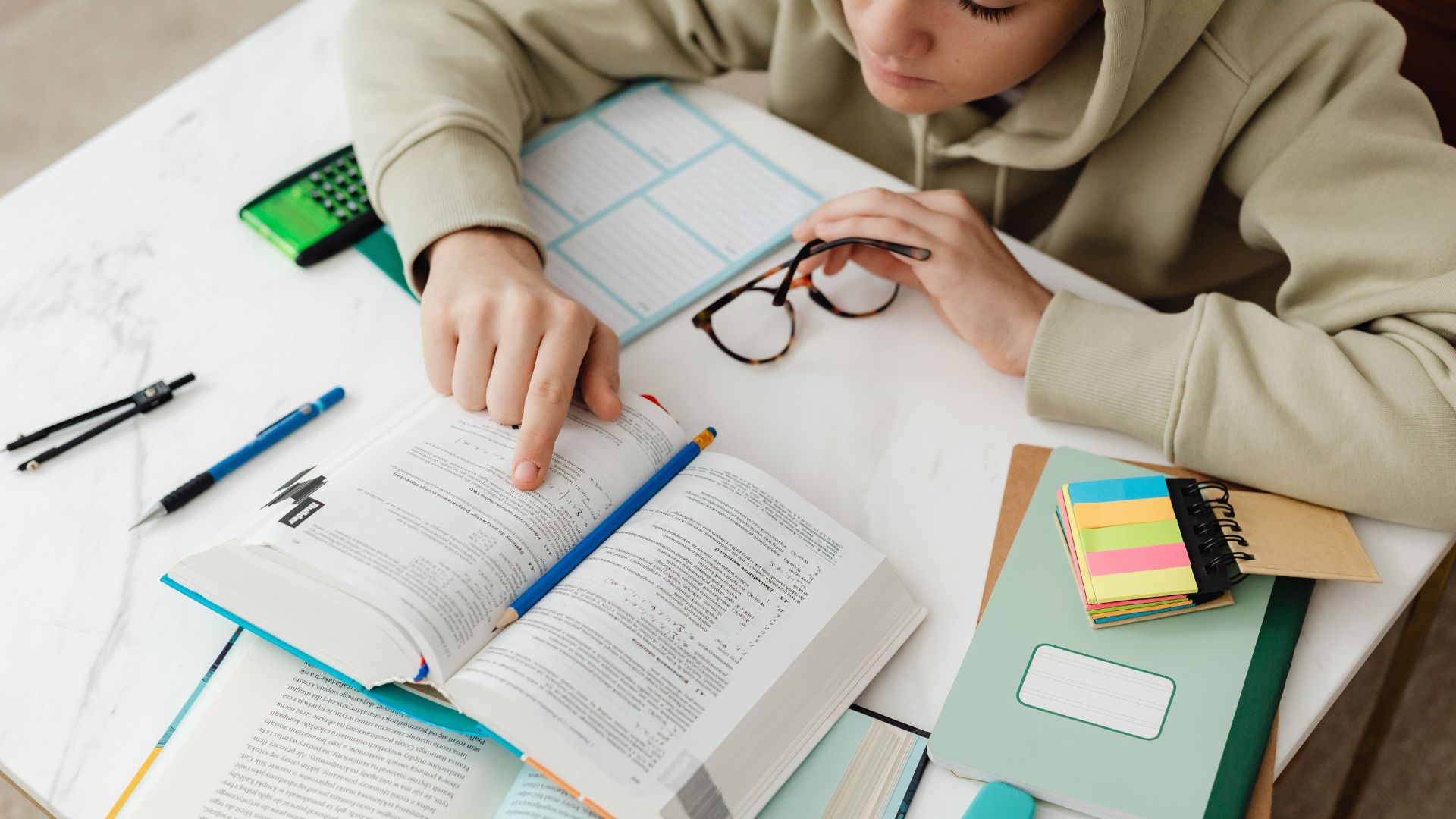 Estudiante frente a computadora